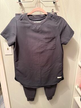 ReSurge Women’s Short Sleeve Scrub Top in Charcoal
